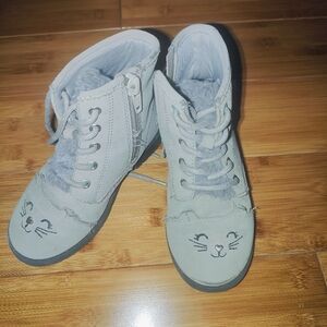Girls taupe colored cat boots